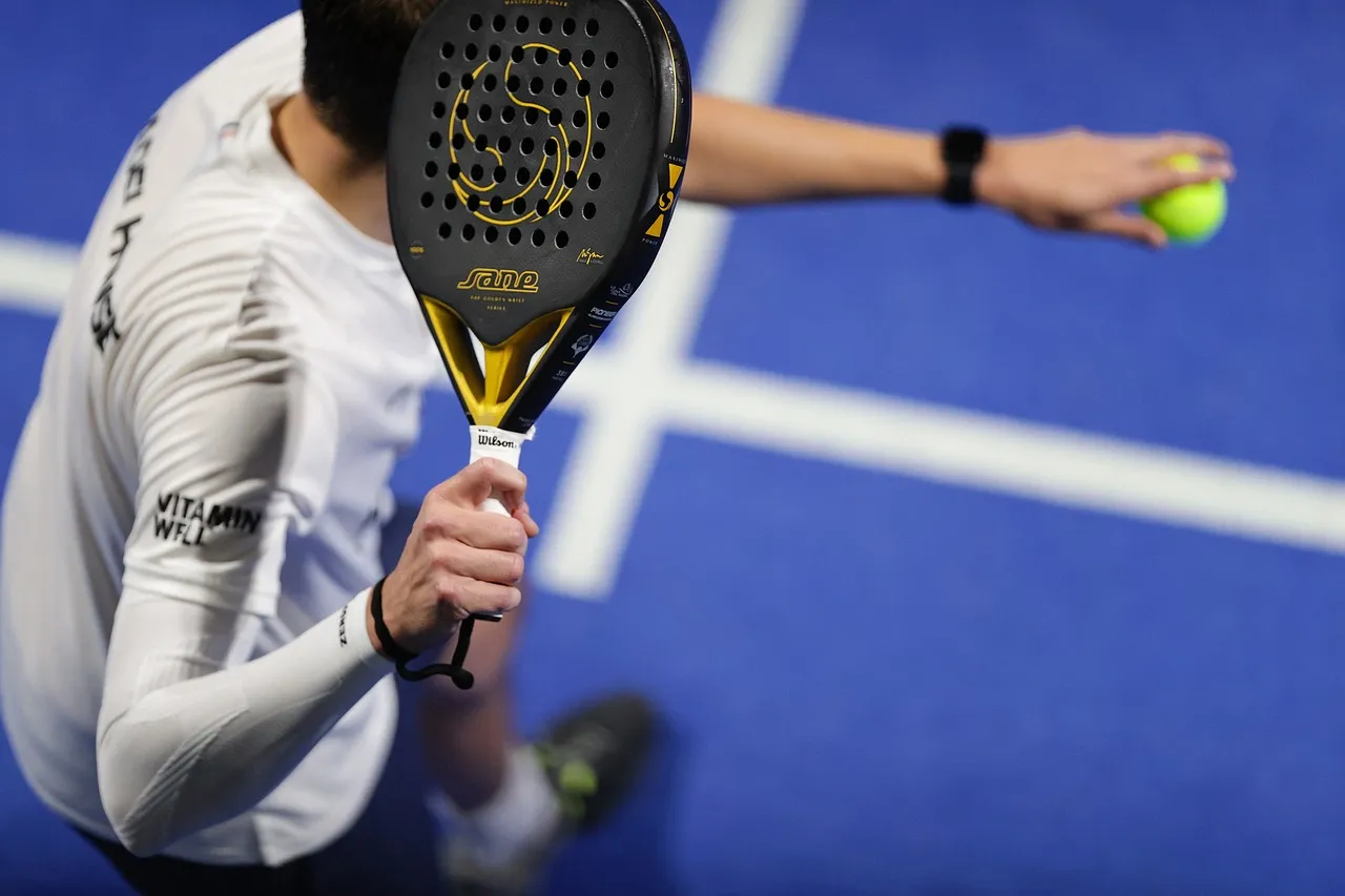 Mann auf Padel Court