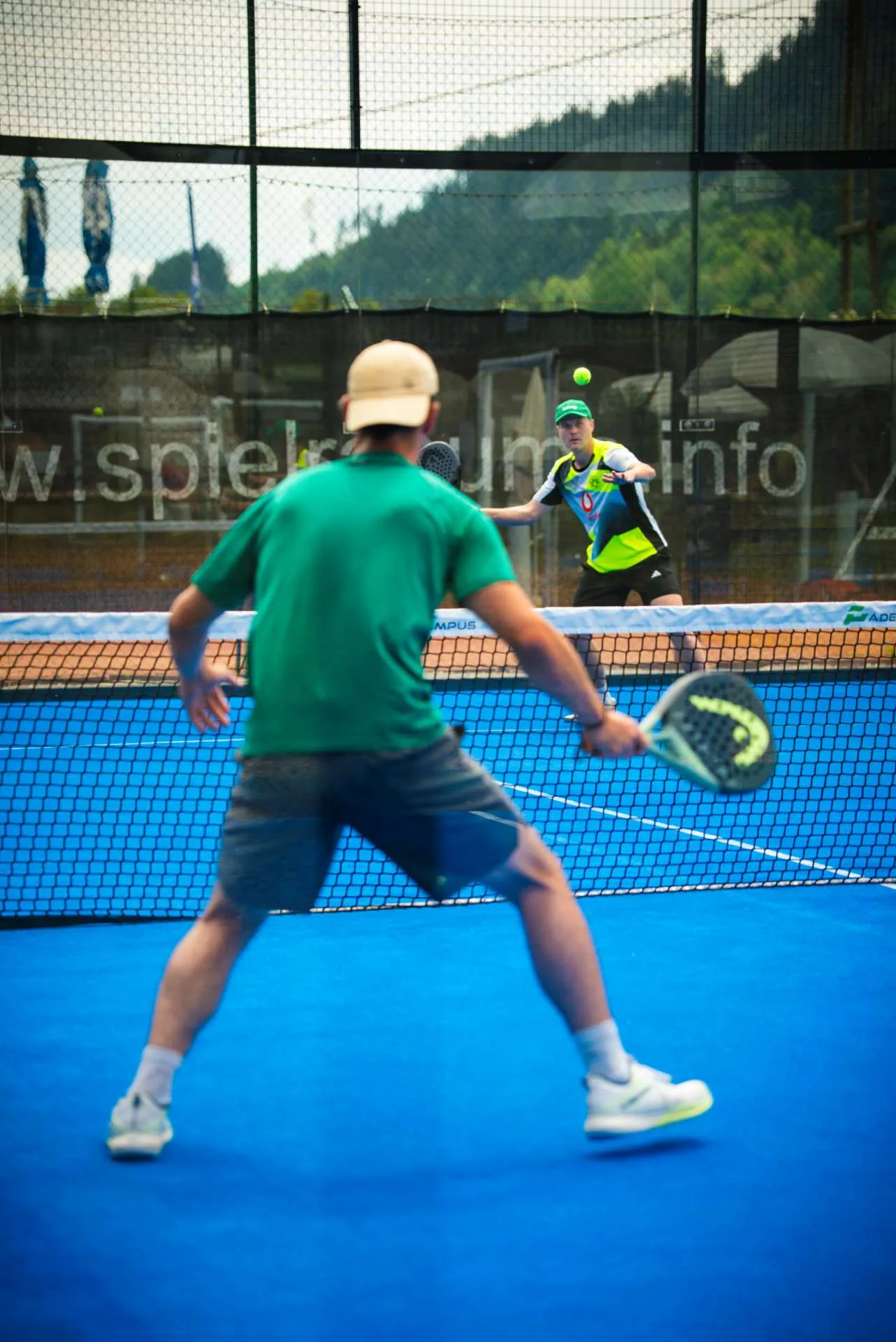 Padel-Spieler wartet am Netz auf den Ball des Gegners