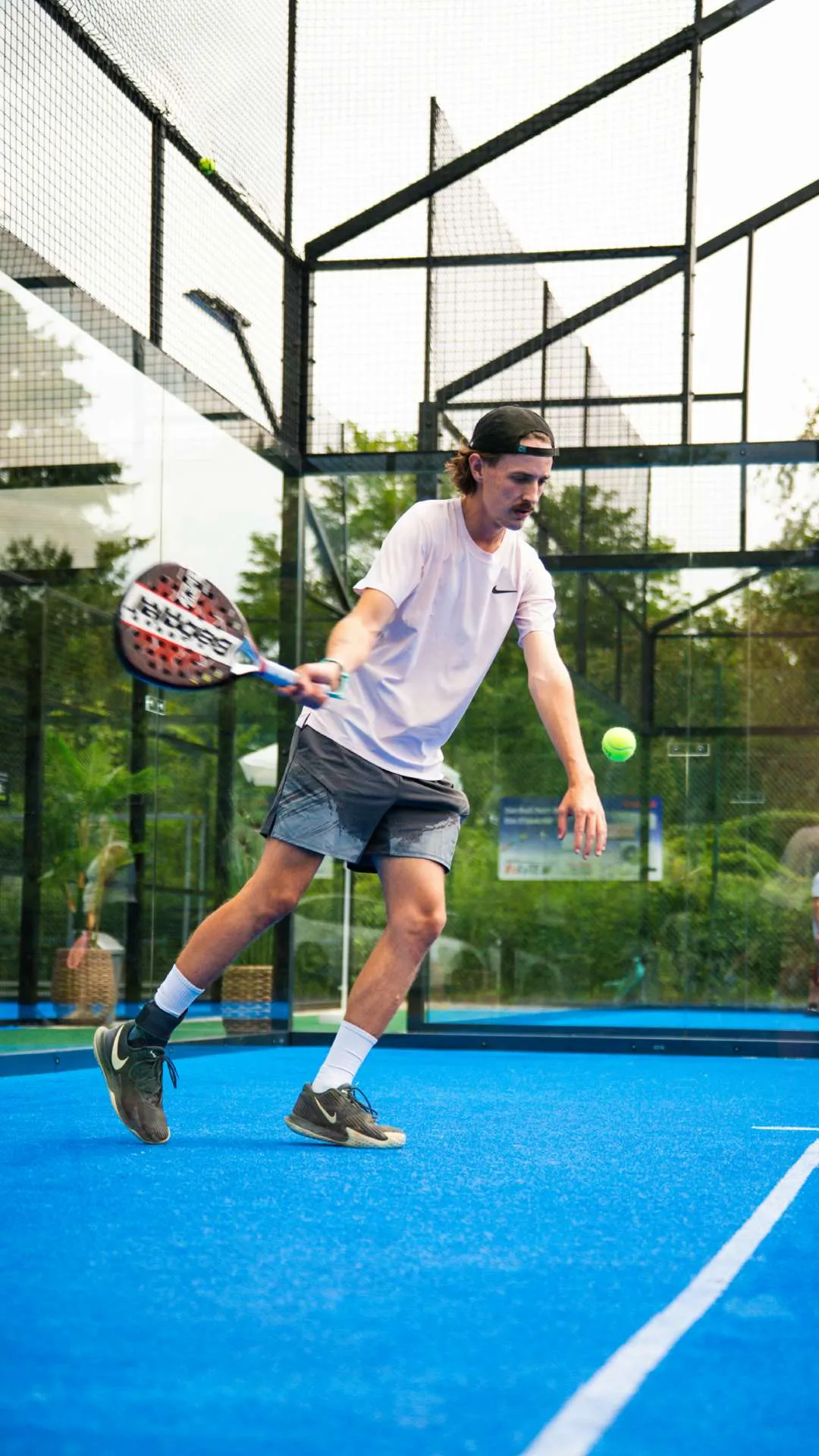 Padel-Spieler trifft den Ball mit der Vorhand