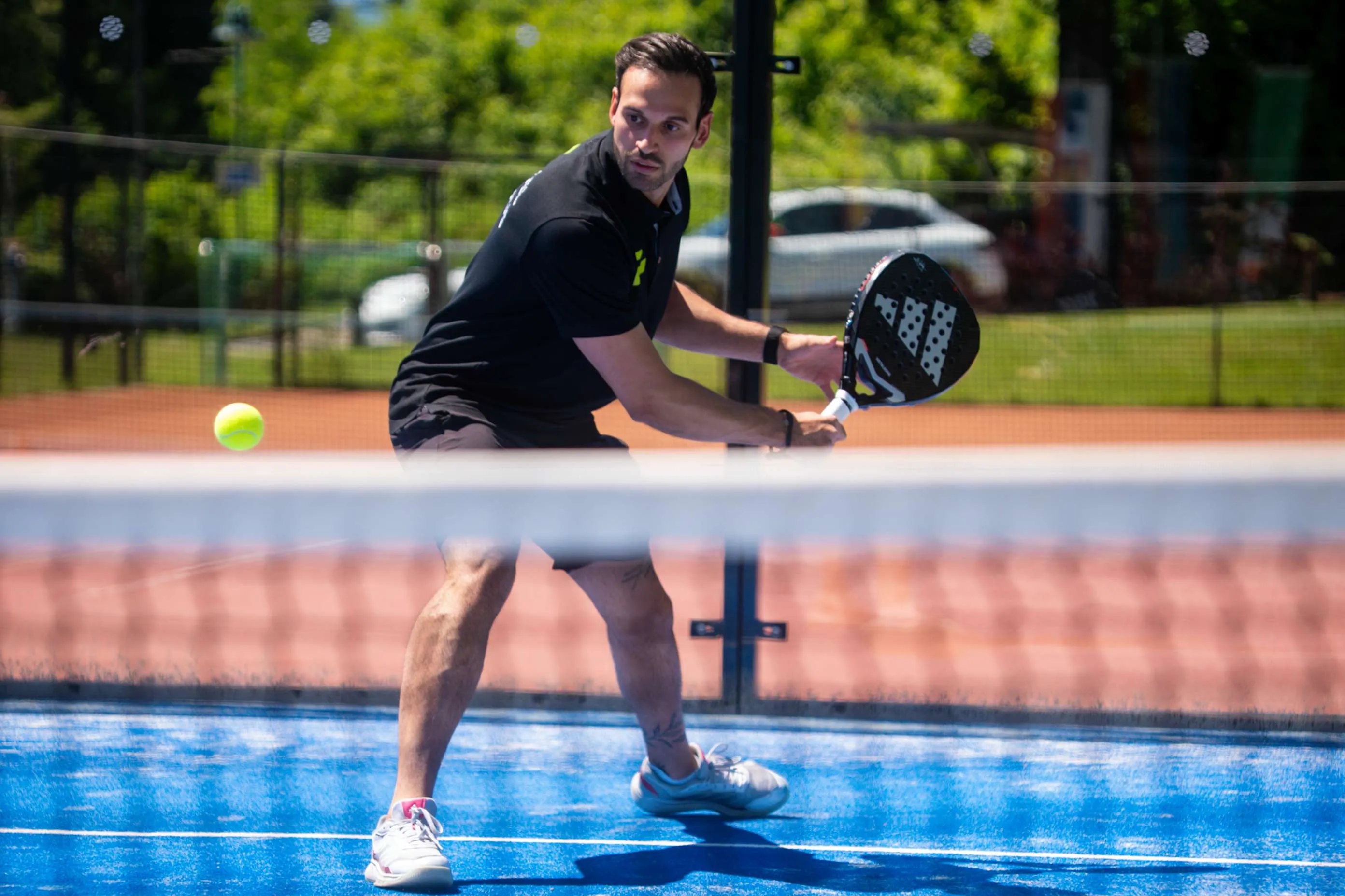 Padel-Spieler spielt einen Volley am Netz