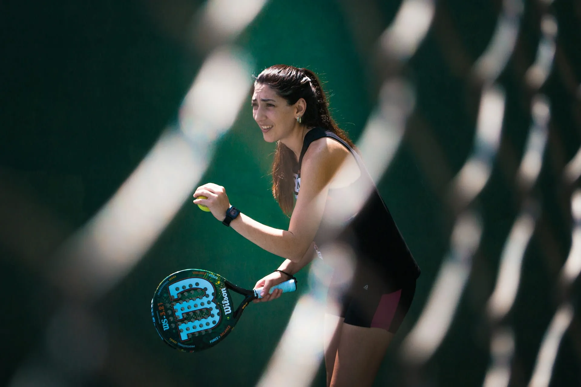 Person spielt Padel