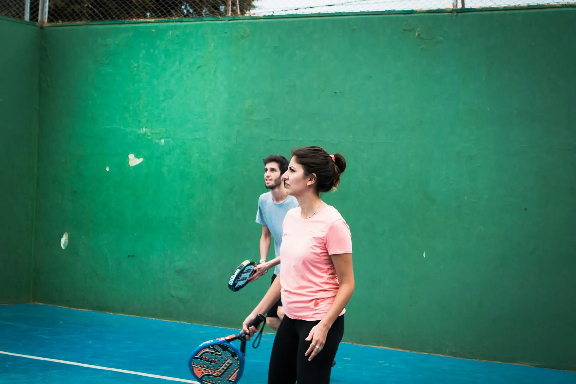 Personen spielen Padel